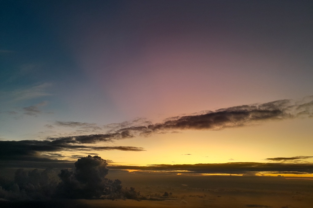 subtle sunset in La Réunion, with a yellow and violet gradient sky and stretched clouds on the horizon