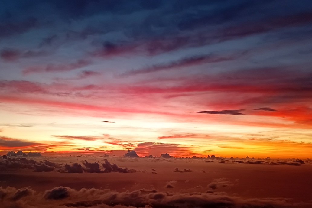spectacular sunset in La Réunion, with a red and violet sky and contrasting clouds above the ocean