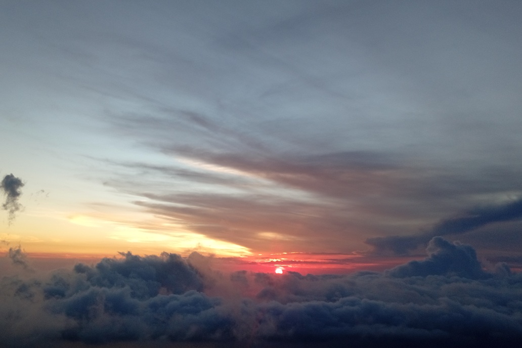 warm sunset in La Réunion, with golden clouds and soft light above the Indian Ocean